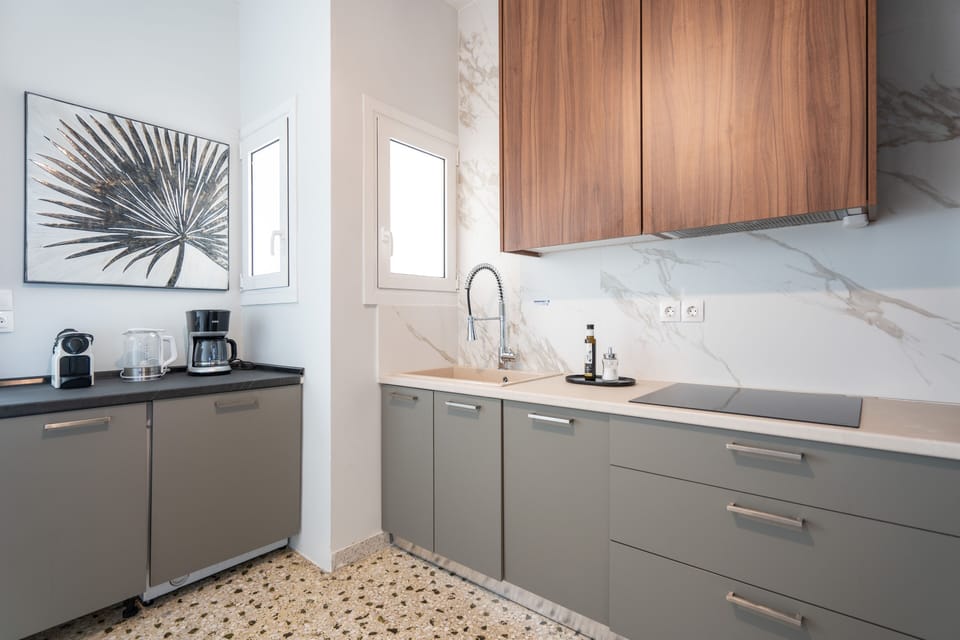 Luxury Apartment, 4 Bedrooms, Balcony | Private kitchen | Fridge, microwave, oven, stovetop