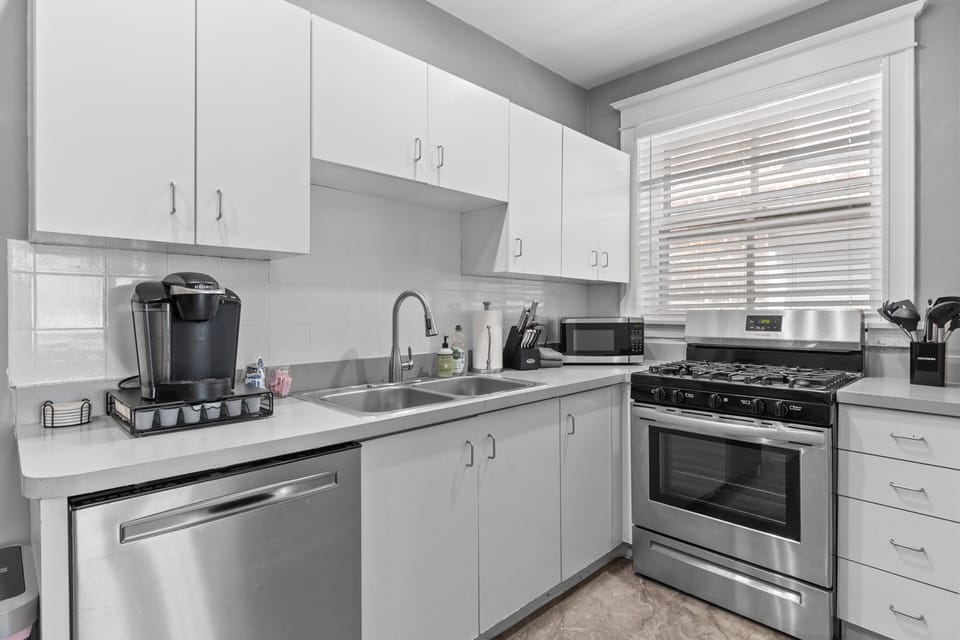 Kitchen/Dishwasher/Stove/Coffee
