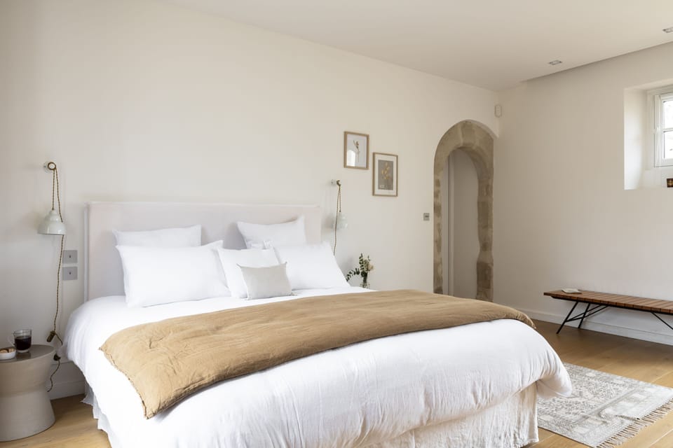 Exclusive Double Room | Cribs/infant beds, free WiFi, bed sheets