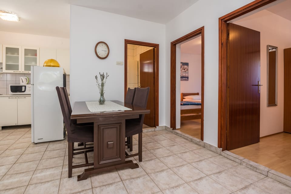 Classic Apartment (A1) | Dining room