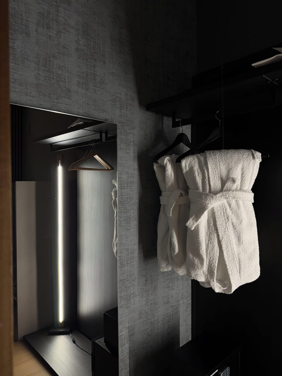 Deluxe Room | Bathroom | Combined shower/tub, free toiletries, hair dryer, bidet