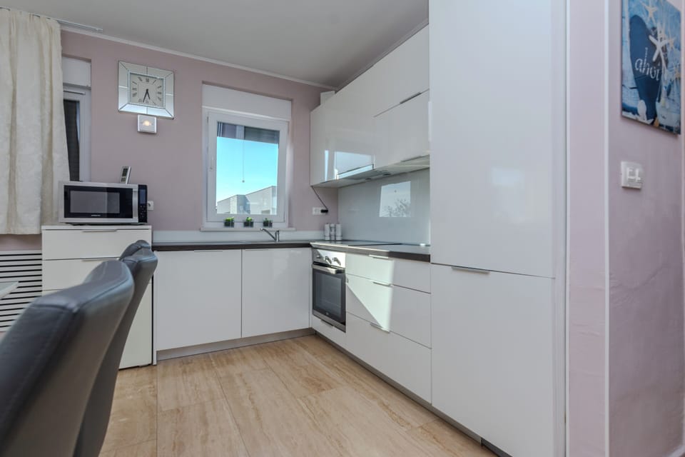 Family Apartment (A1) | Private kitchen | Fridge, microwave, oven, stovetop