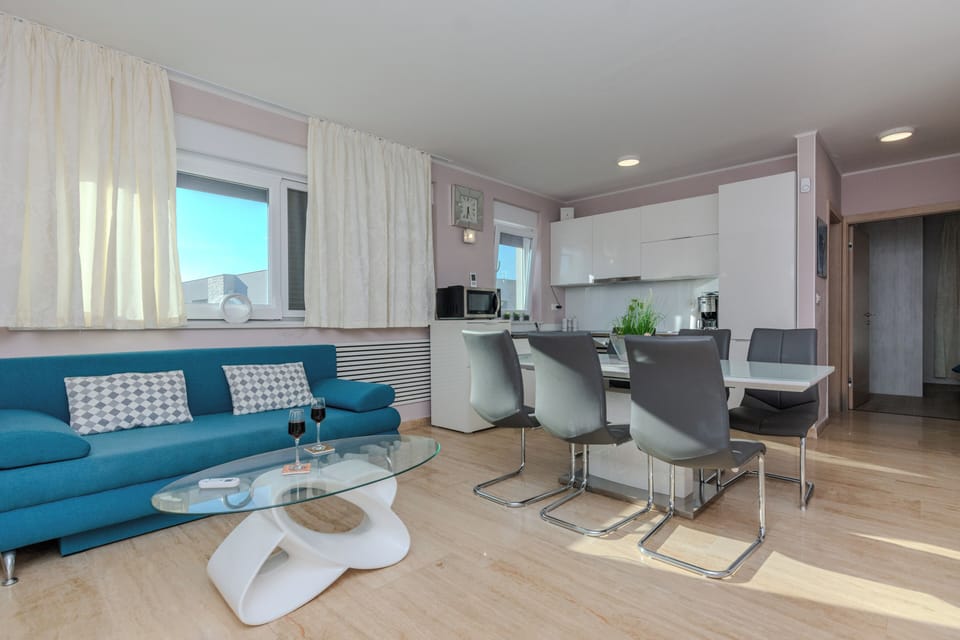 Family Apartment (A1) | Living area | 100-cm flat-screen TV with satellite channels, TV