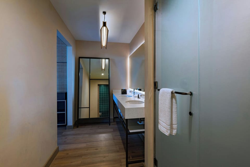 Shower, rainfall showerhead, free toiletries, hair dryer
