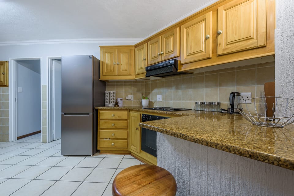 Full-size fridge, microwave, oven, stovetop