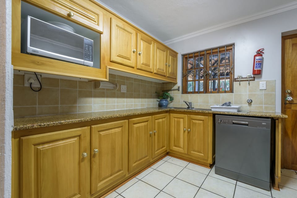 Full-size fridge, microwave, oven, stovetop