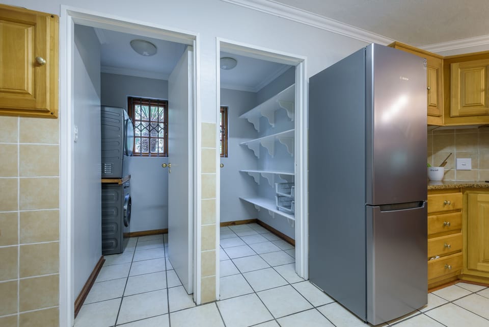 Full-size fridge, microwave, oven, stovetop