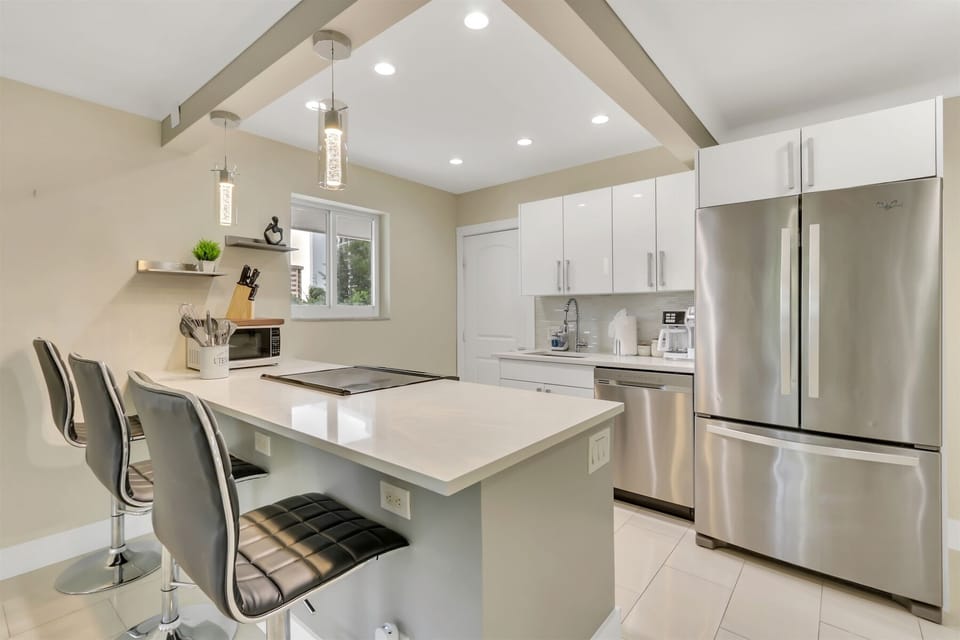 Kitchen equipped w/ top-of-the-line appliances