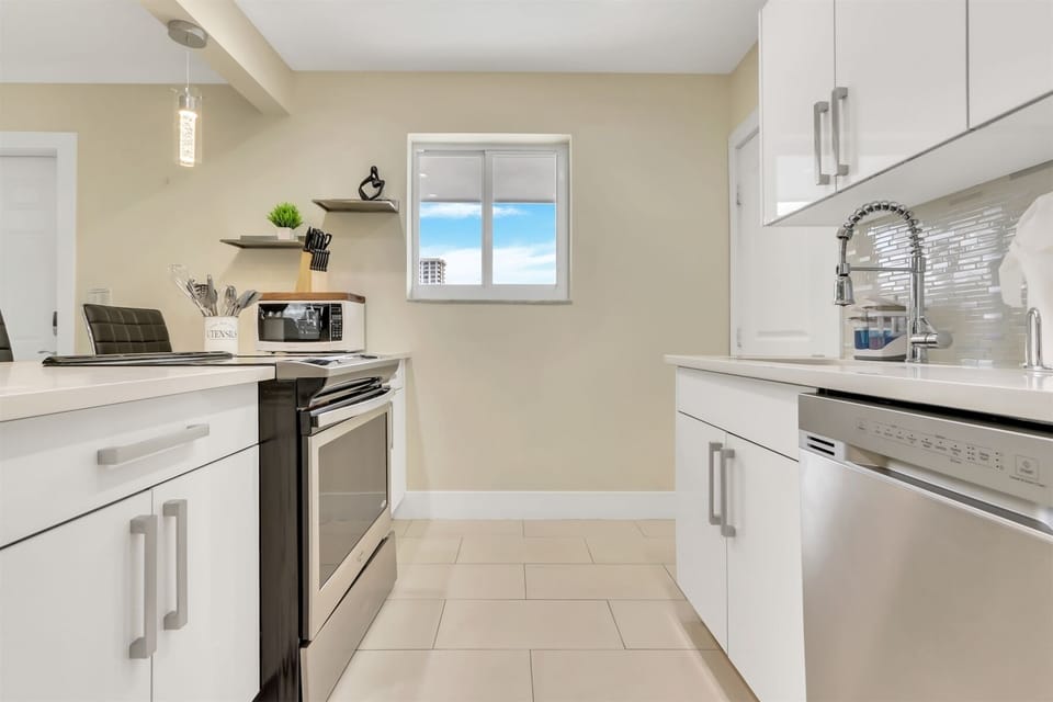 Kitchen equipped w/ top-of-the-line appliances