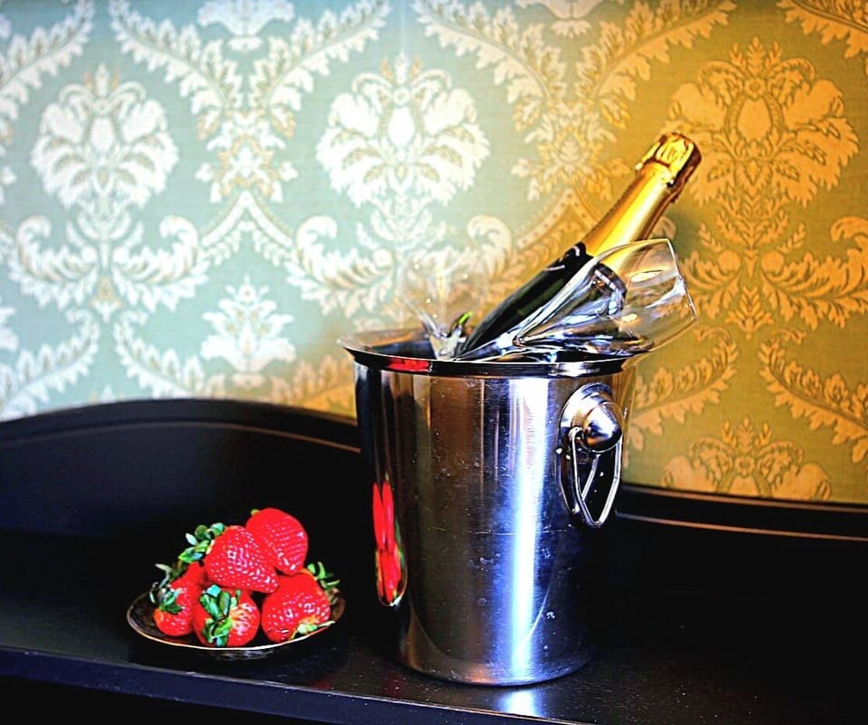 Suite | Champagne service