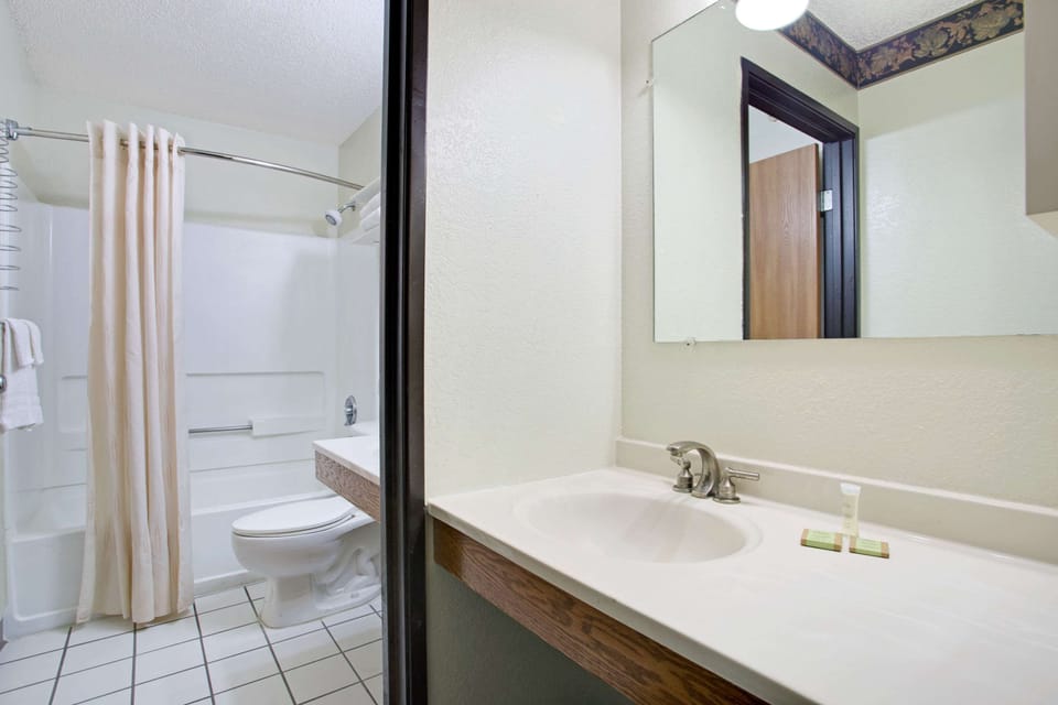 Combined shower/tub, free toiletries, hair dryer, towels