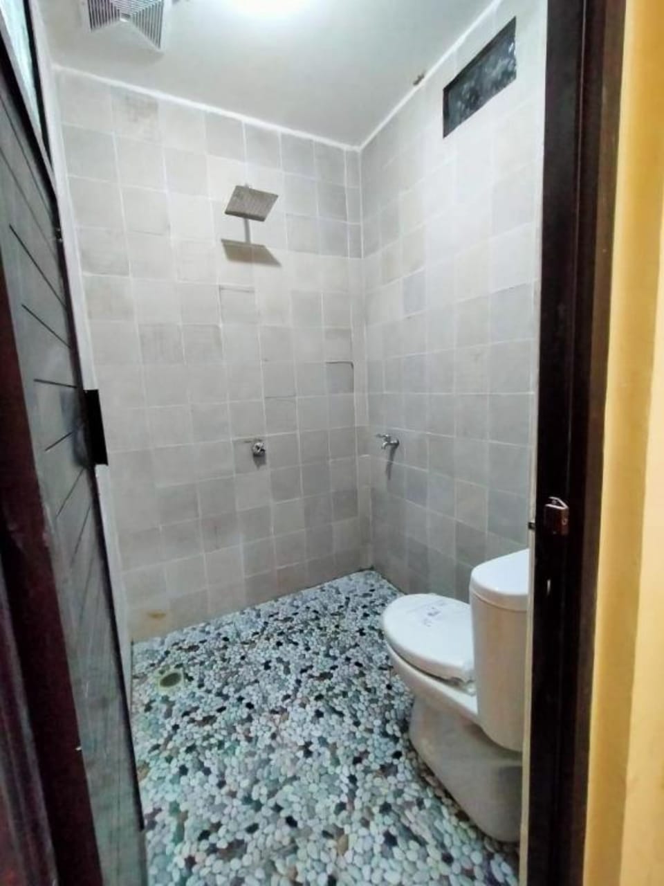 Shower, rainfall showerhead, free toiletries, bidet