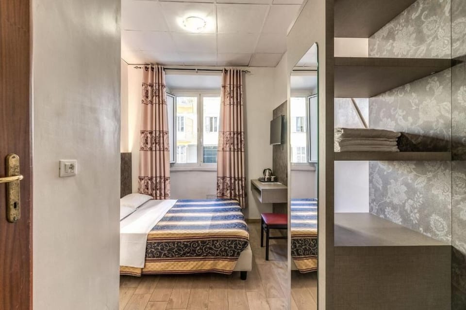Double Room | Desk, laptop workspace, soundproofing, WiFi (free)