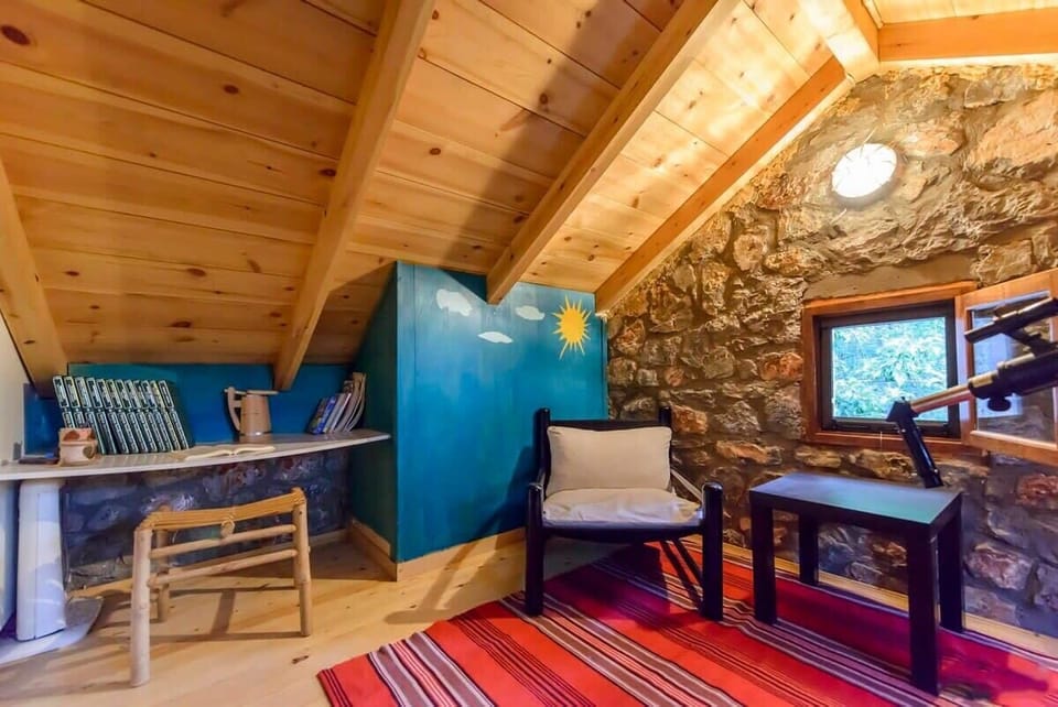 Kid's Bedroom - A cozy corner.
A magical nook for little explorers.
Ideal for writing, reading, or quiet wine moments.