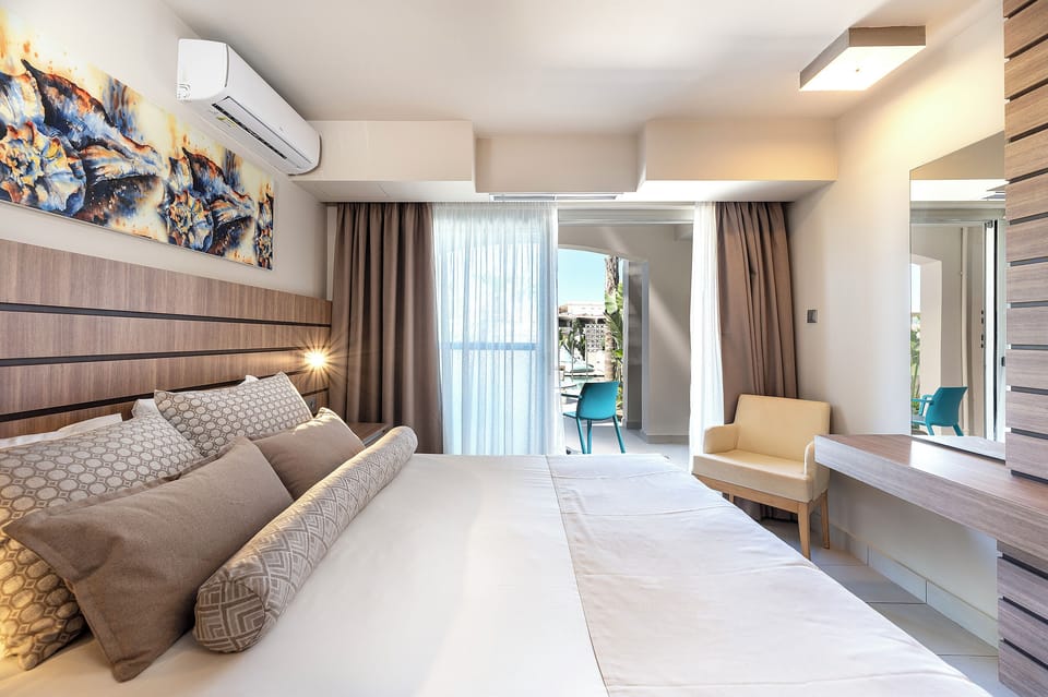 Family Room Swim up | Hypo-allergenic bedding, in-room safe, laptop workspace, blackout drapes