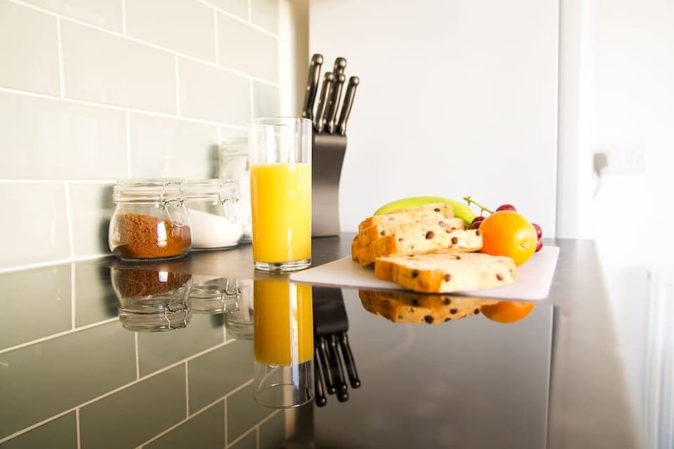 Fully equpped kitchen, oven, hob, washing machine, mircrowave