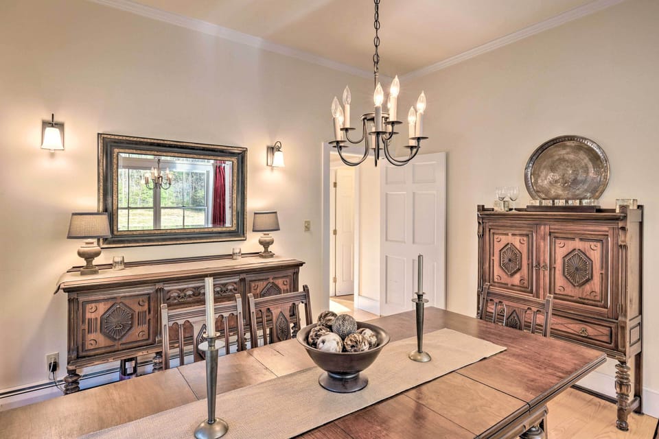 Dining Area | Dishware/Flatware Provided