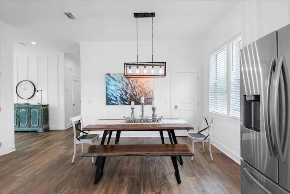 Plenty of seating for the family to enjoy at mealtime!
