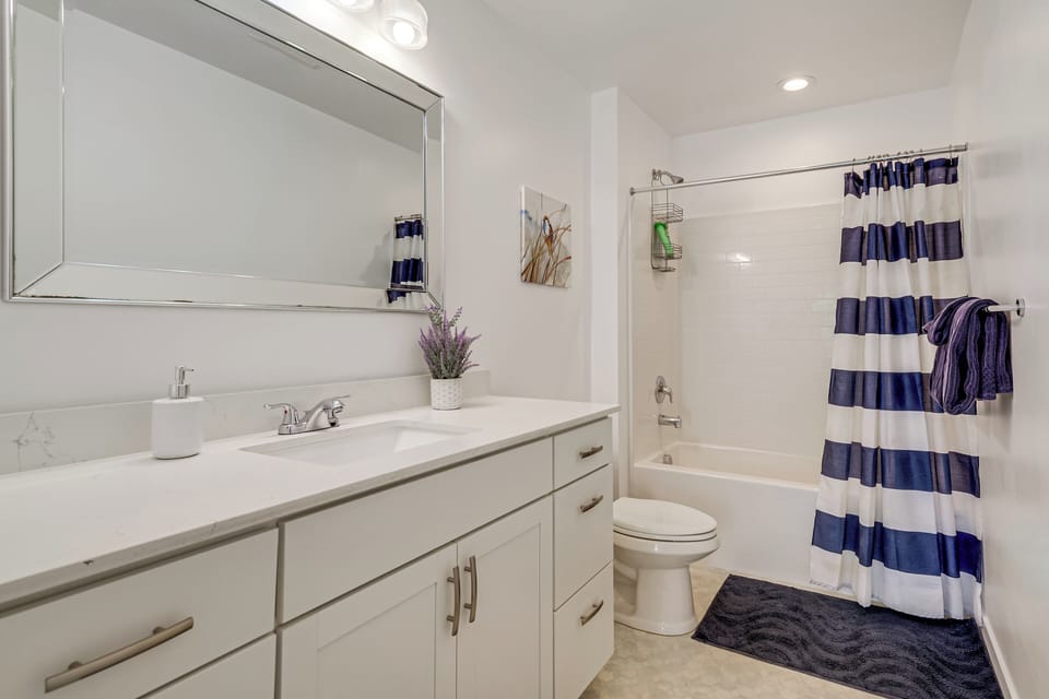 Full Bathroom | 2nd Floor