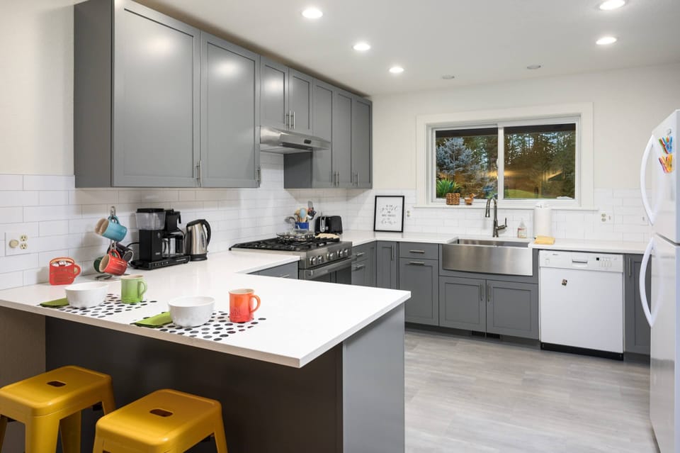 Love this bright kitchen and all of the cooking/prep space! Fully-stocked kitchens are a good thing. :)