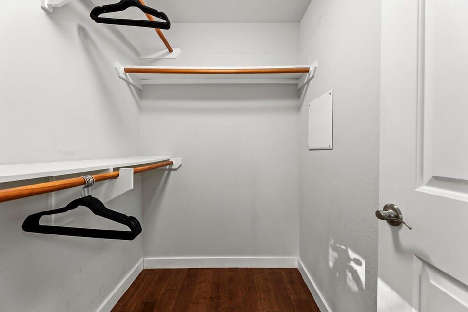 Bedroom 2 - walk-in closet