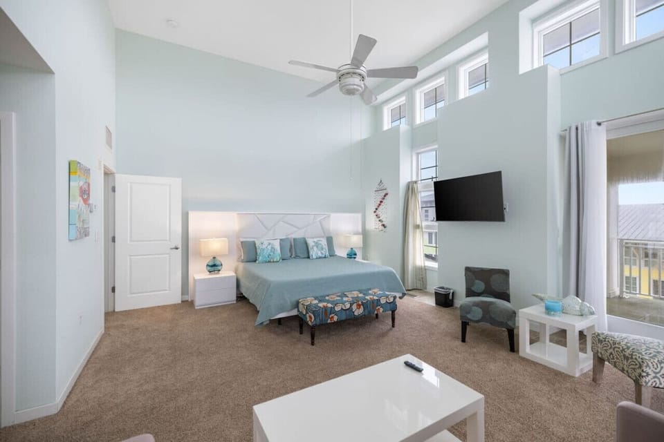 Feel the freedom of space and light in a bedroom where every detail promotes relaxation.