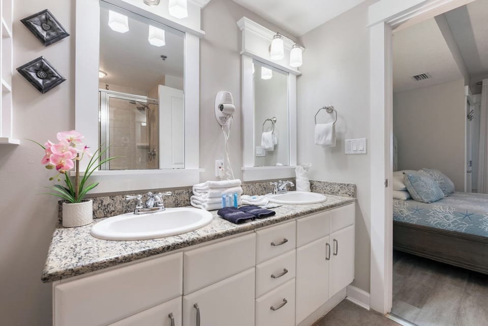 Master bath, double vanity
