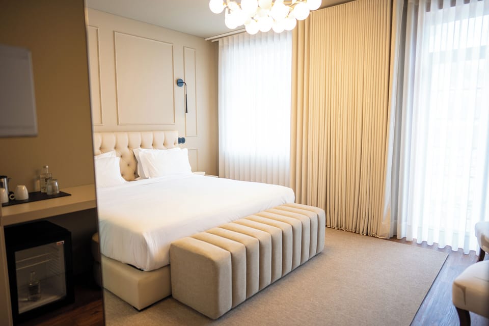 Deluxe Room | Minibar, desk, laptop workspace, soundproofing