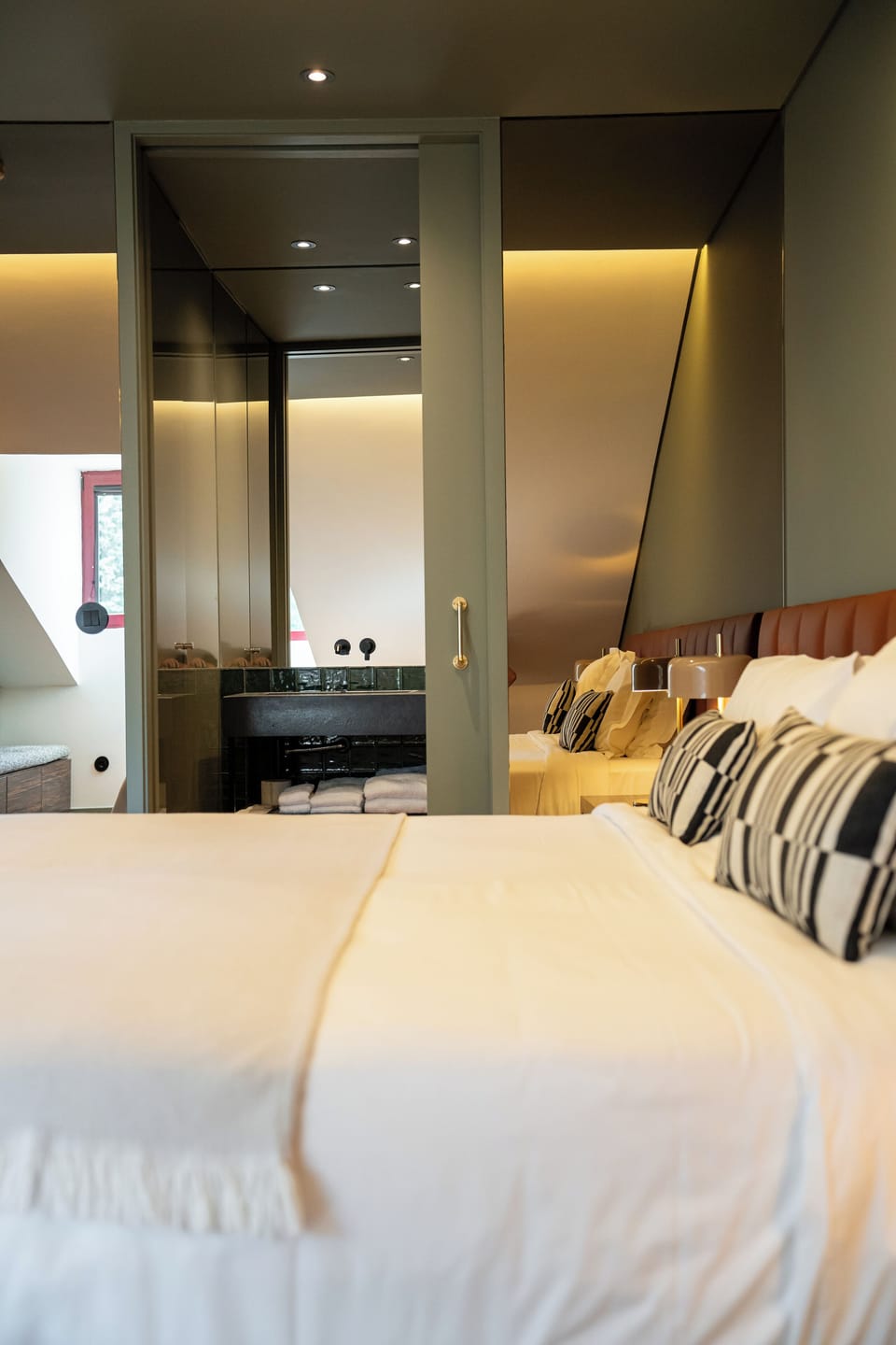 Executive Room | Minibar, desk, laptop workspace, soundproofing