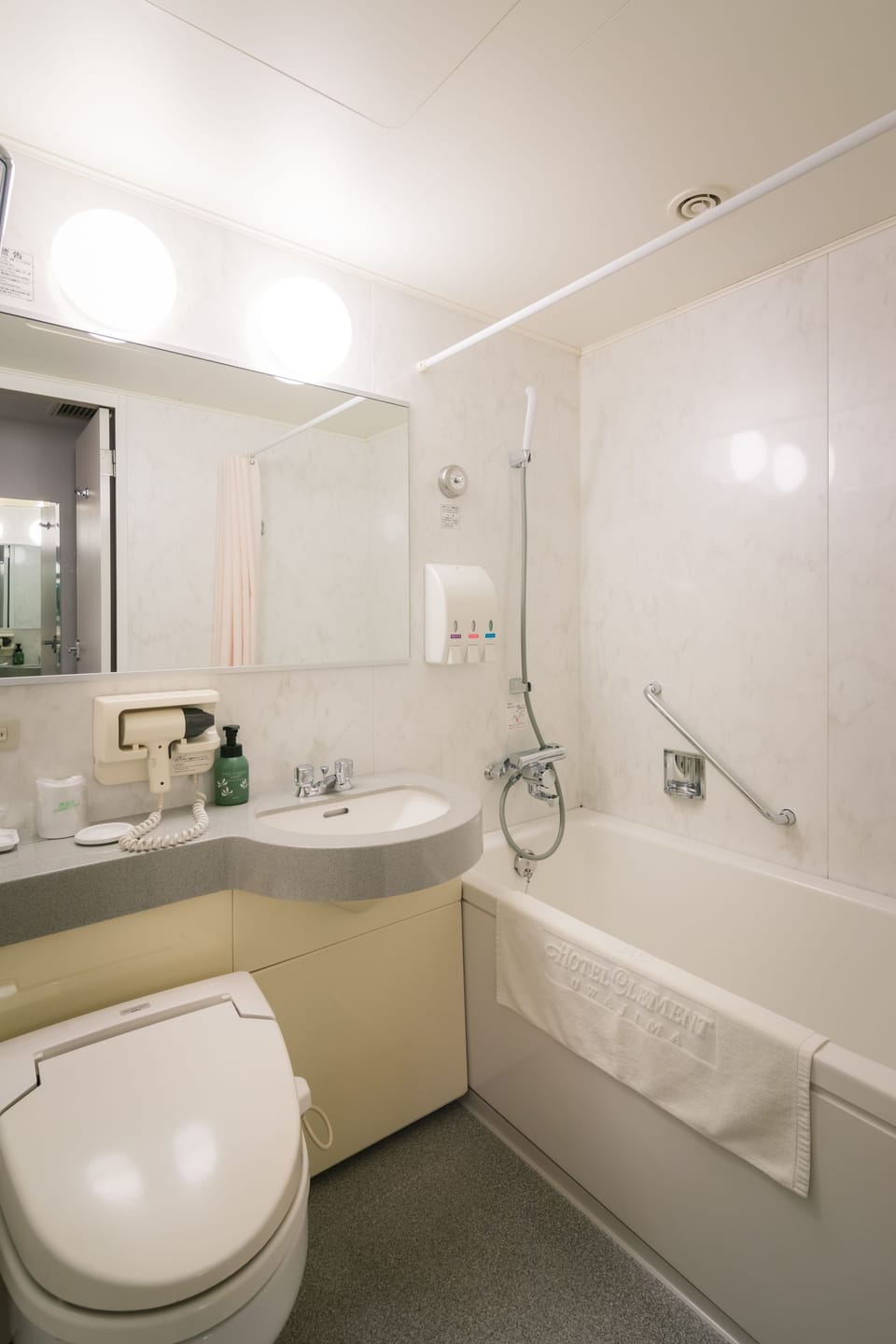 Combined shower/tub, deep soaking tub, free toiletries, hair dryer