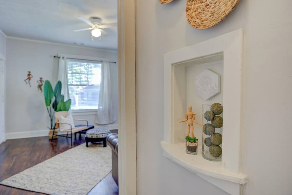 Warm, minimal décor that feels both modern and homey.