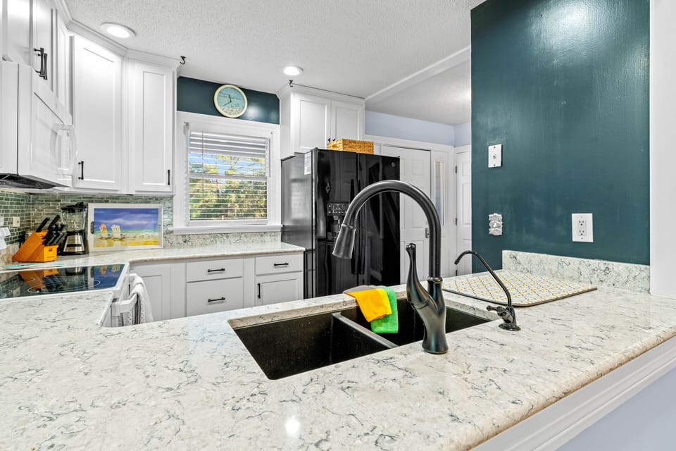 Pass though from dining area looking into kitchen