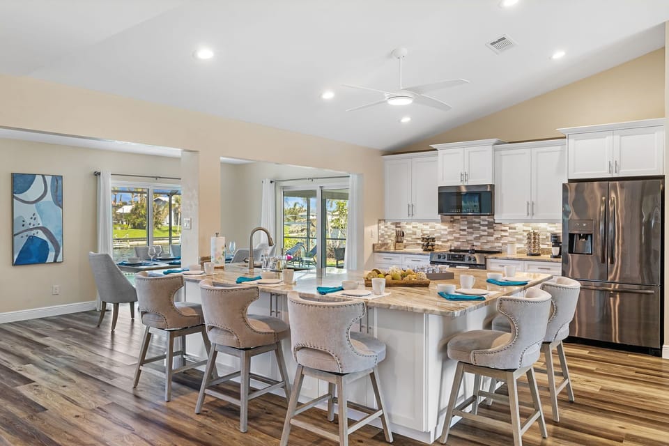 A fully-equipped kitchen with additional seating for 5 at the island