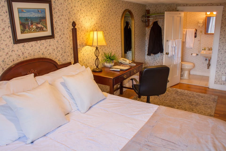 Double Room with One Double Bed @ 1750 Beacon St | Desk, iron/ironing board, WiFi (free), alarm clocks