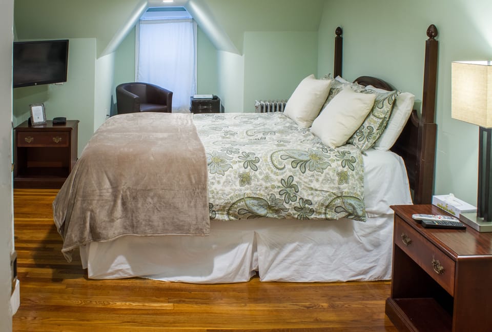 Double Room with One Double Bed @ 1750 Beacon St | Desk, iron/ironing board, WiFi (free), alarm clocks