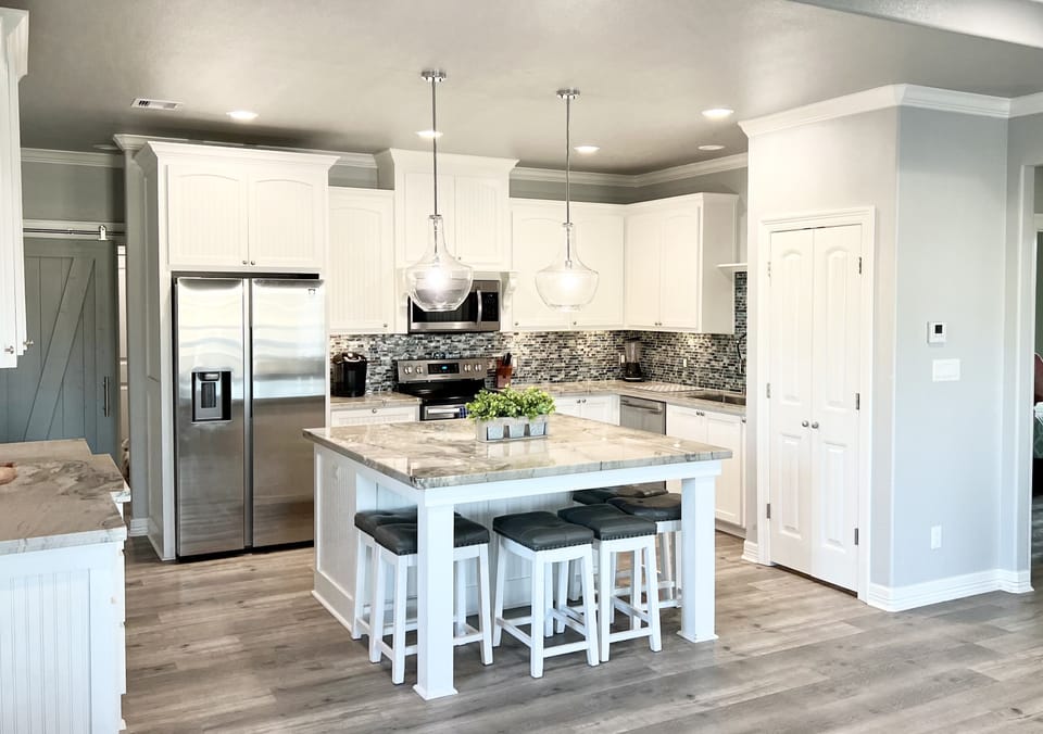Lots of space in the kitchen.