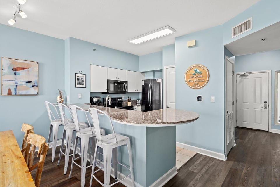 Kitchen with seats at the bar