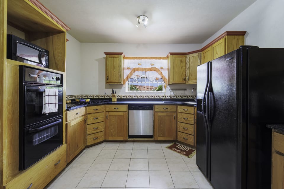 Kitchen with amenities 