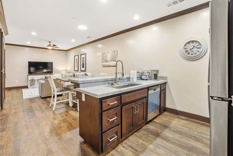 This apartment is located in the heart of DT Visalia steps away from the convention center and Kaweah hospital.