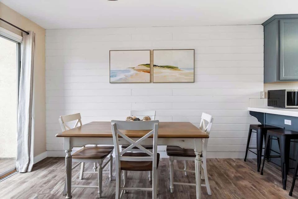 Dining table with seating for 4 guests