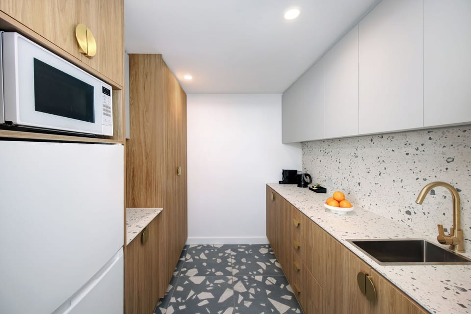 Swiss-Super Studio | Private kitchen | Electric kettle, dining tables