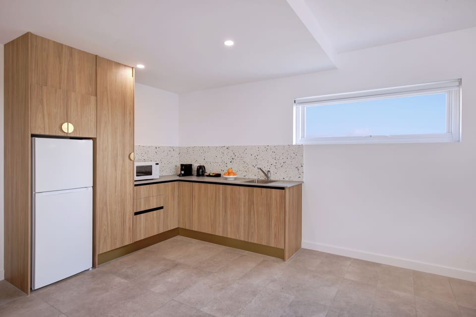 Swiss-Super Studio | Private kitchen | Electric kettle, dining tables
