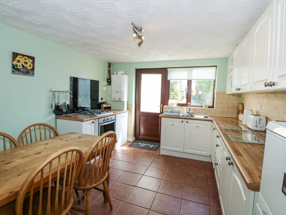 Dishwasher, electric kettle, cookware/dishes/utensils
