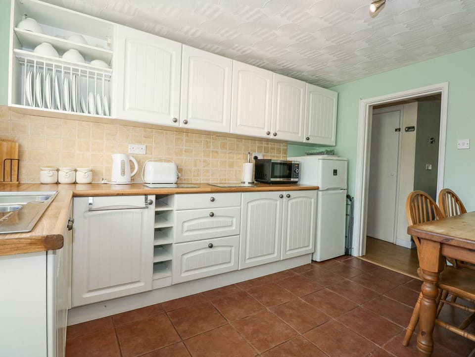 Dishwasher, electric kettle, cookware/dishes/utensils