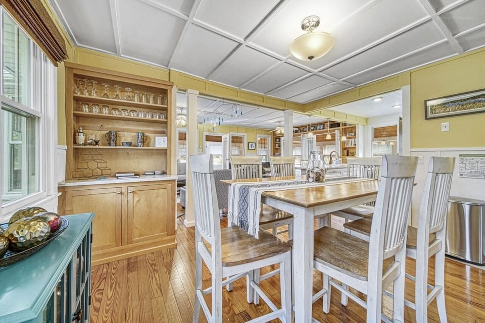 Dining room table with seating for 6 and bar area
