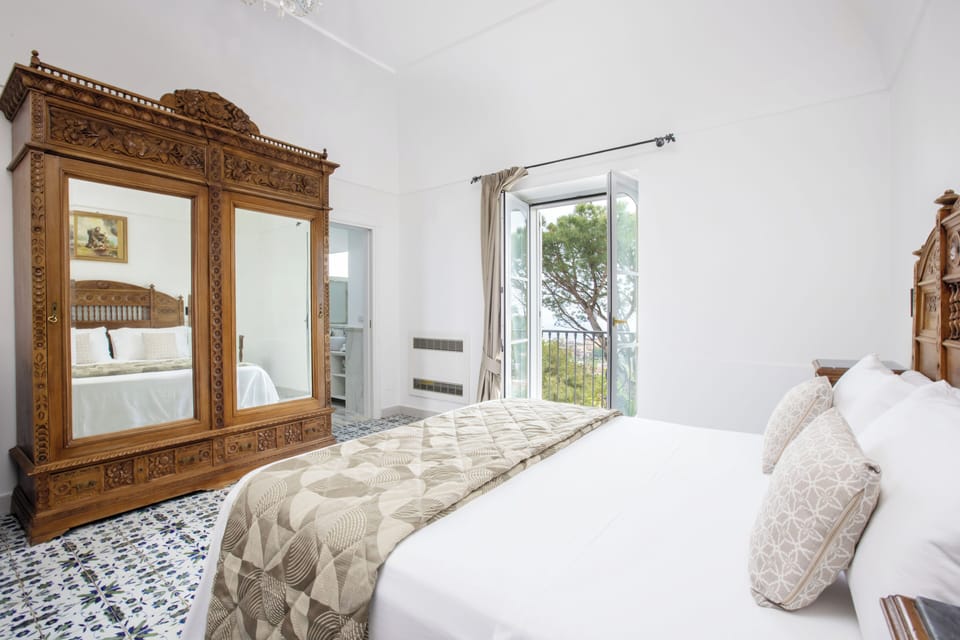 Suite, Jetted Tub, Sea View | Hypo-allergenic bedding, minibar, in-room safe, desk