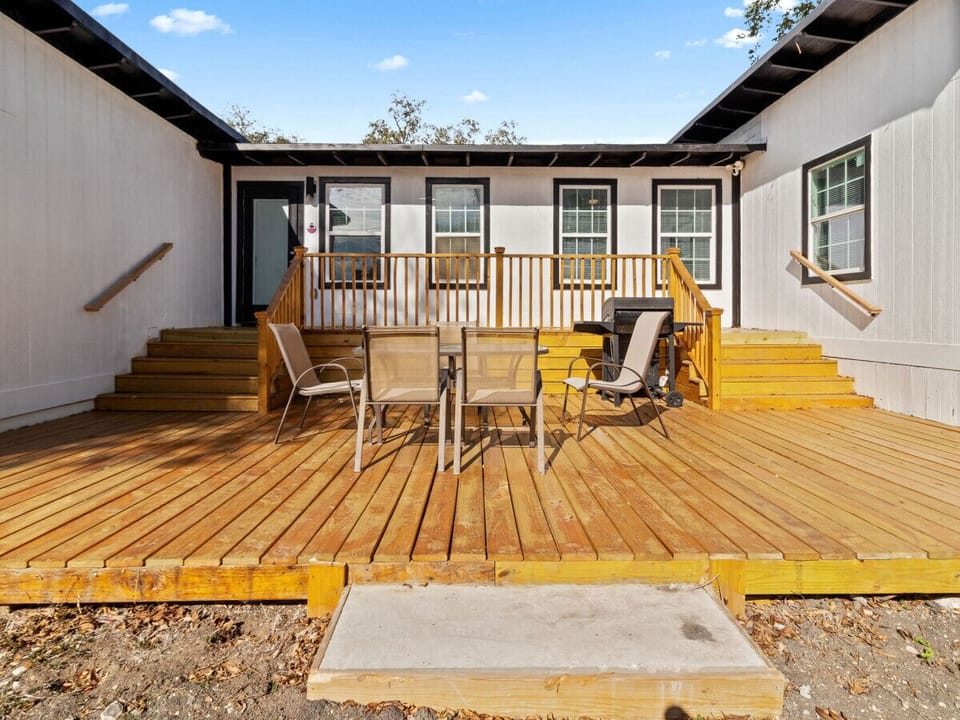 Beautiful Back Deck w/ BBQ Grill