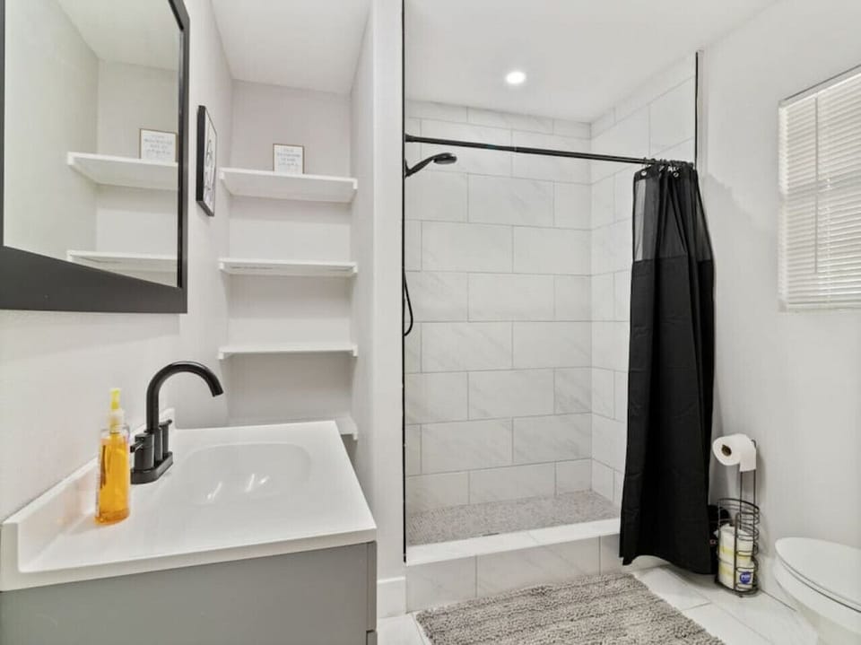 Primary Bathroom w/ stand-up shower
