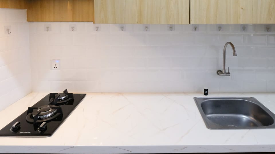 Studio | Private kitchen | Fridge, stovetop, cookware/dishes/utensils