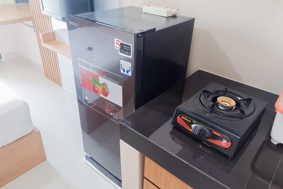 Studio | Private kitchen | Fridge, stovetop, cookware/dishes/utensils, dining tables